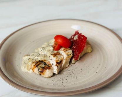 Куриная грудка под сырым соусом