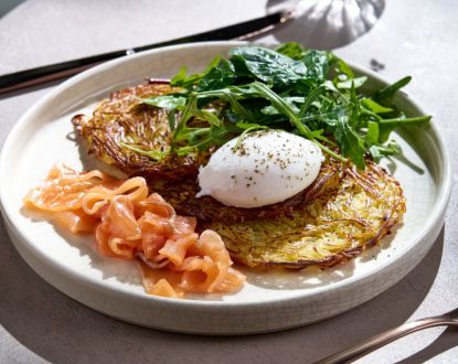 Картофельные драники с яйцом пашот и маринованным лососем