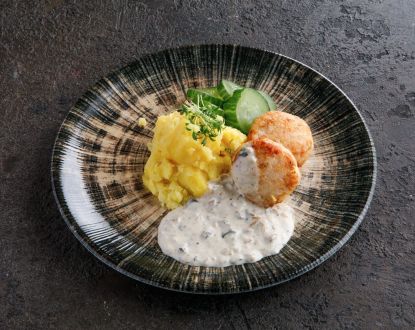 Куриные котлетки с пюре и грибным соусом